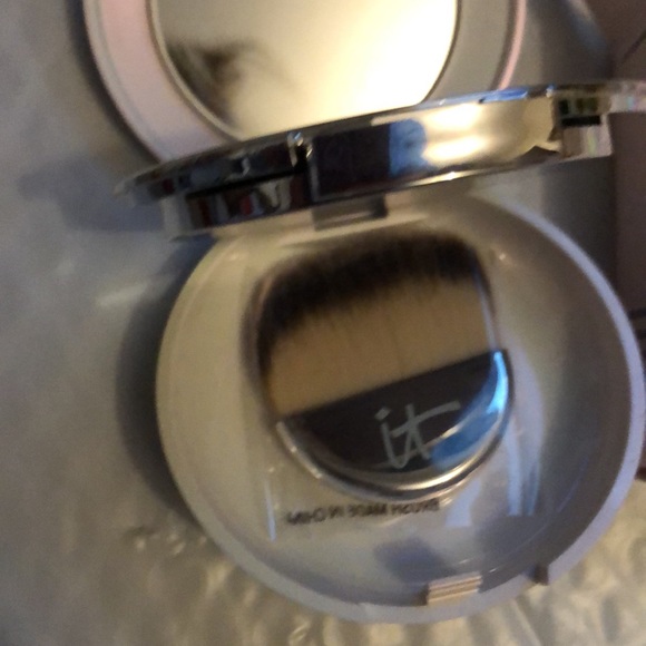 NWOT NIB IT Cosmetics Celebration Foundation Illumination - Picture 4 of 5